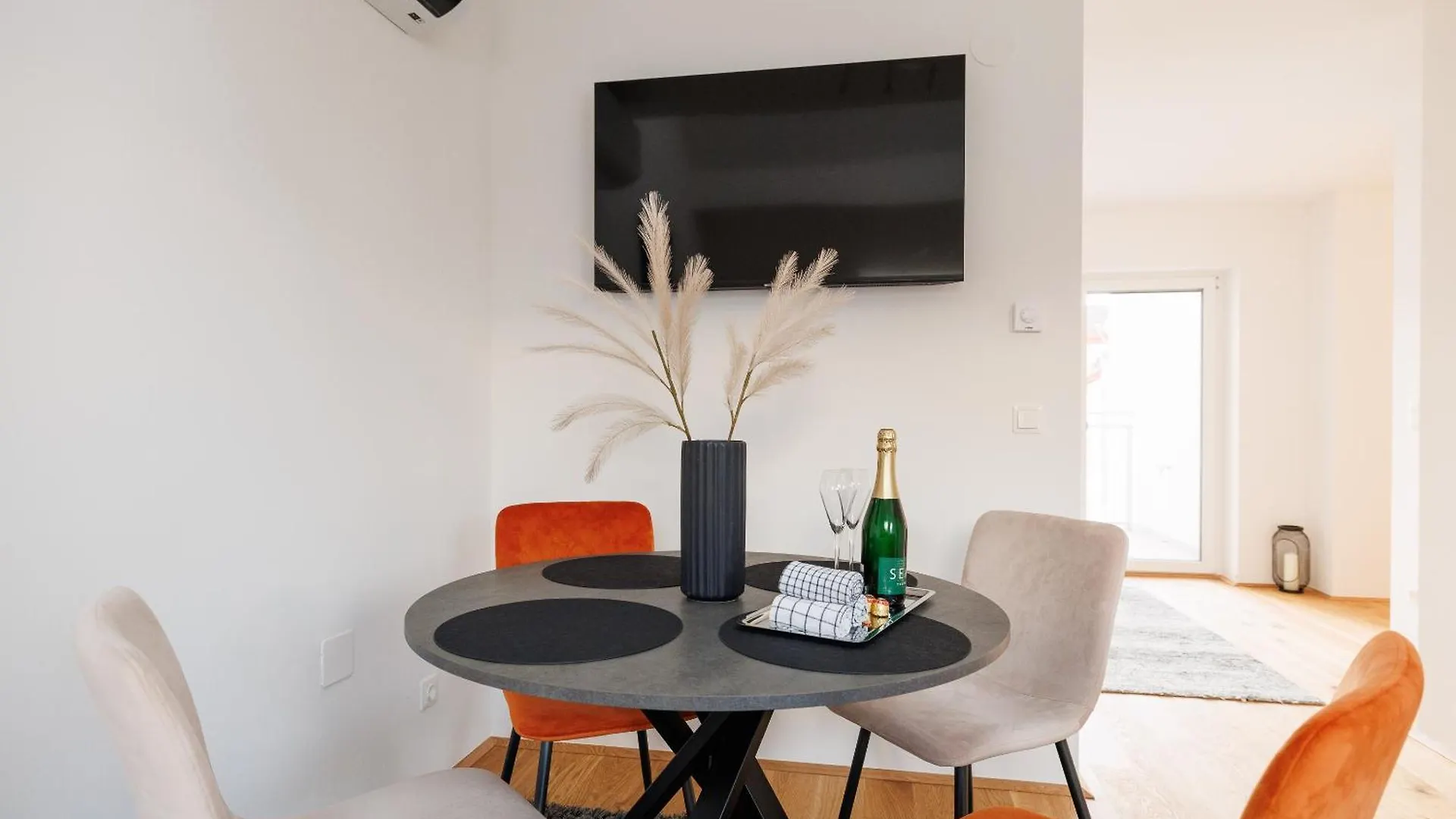 Symphony Apartments 42 - Modern Loft With Terrace And Grill In Central Location Bécs