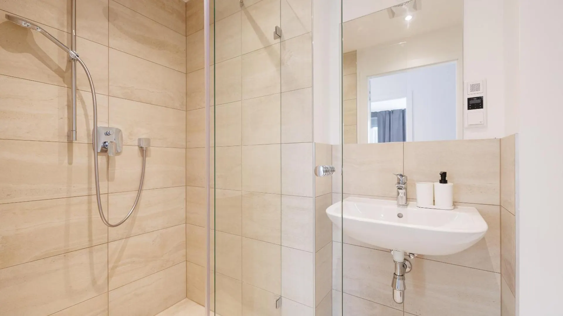 Symphony Apartments 42 - Modern Loft With Terrace And Grill In Central Location Bécs