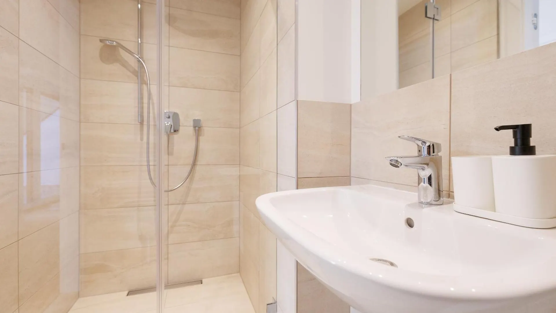 Symphony Apartments 42 - Modern Loft With Terrace And Grill In Central Location Bécs